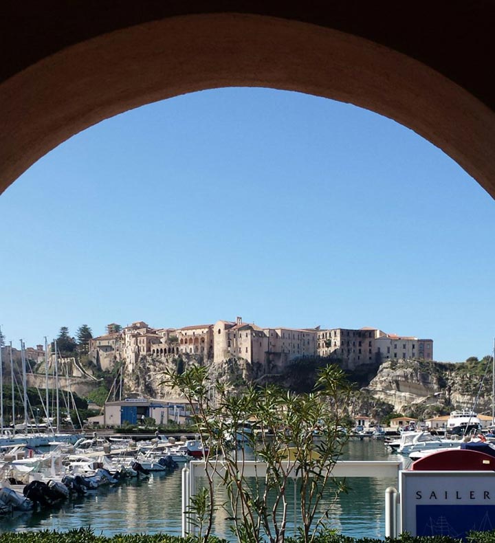 Veduta di Tropea dal porto turistico